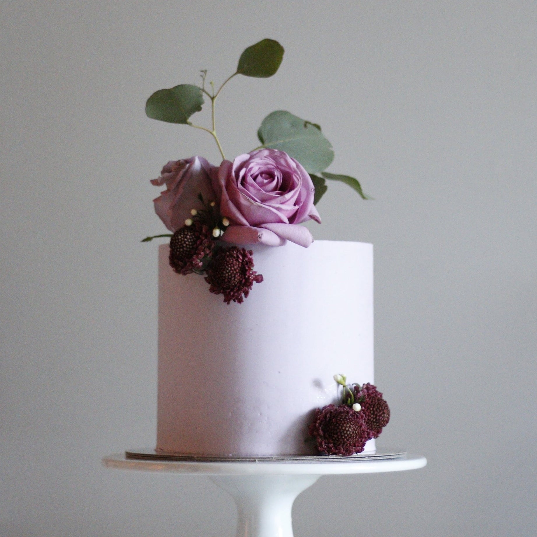 How to Decorate a Cake with Flowers | Fresh flower cake, Diy cake decorating  birthday, Flower cake